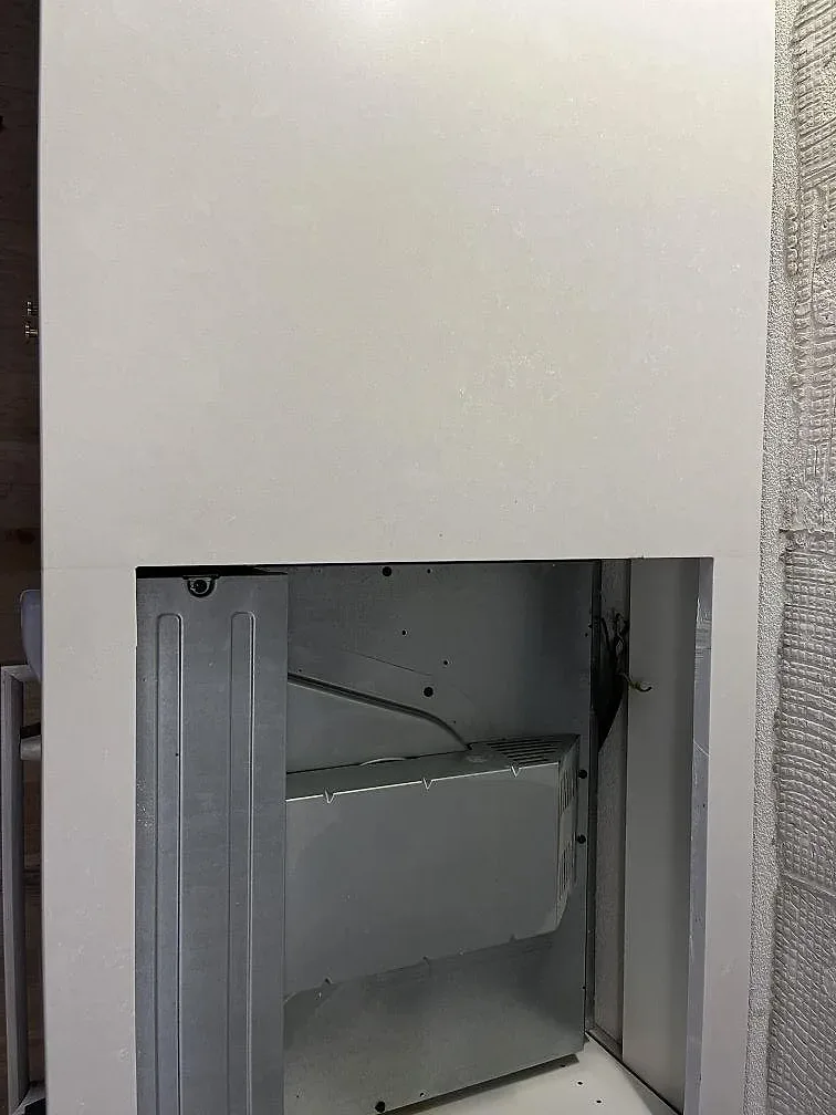 Installerad Silestone Nolita köksbänkskiva i ljust kvartskomposit med öppet hällurtag över köksstommarna i ett kök i Malmö.