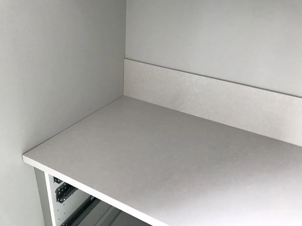 Köksbänkskiva i Silestone Nolita med matt yta och uppvikt stänkkant mot väggen i ett kök i Malmö.