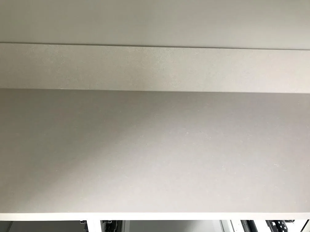 Närbild på den matta cremebeige ytan på en köksbänkskiva i Silestone Nolita i Malmö.