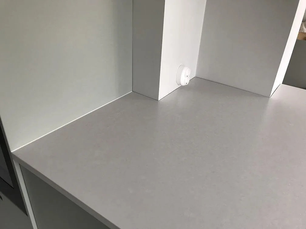 Bänkhörn i ljus Silestone Nolita med matt finkornig yta i ett kök under montering i Malmö.