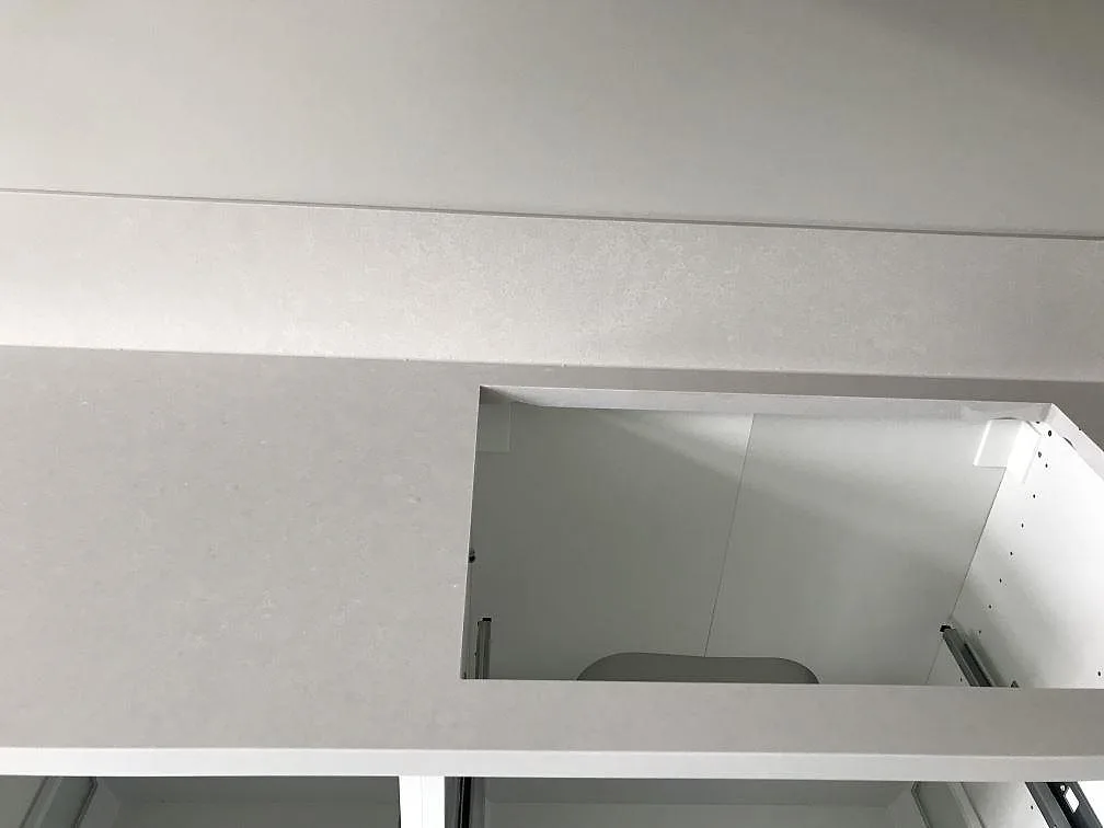 Köksbänkskiva i Silestone Nolita med urtag för diskbänkskåp under monteringen i ett kök i Malmö.
