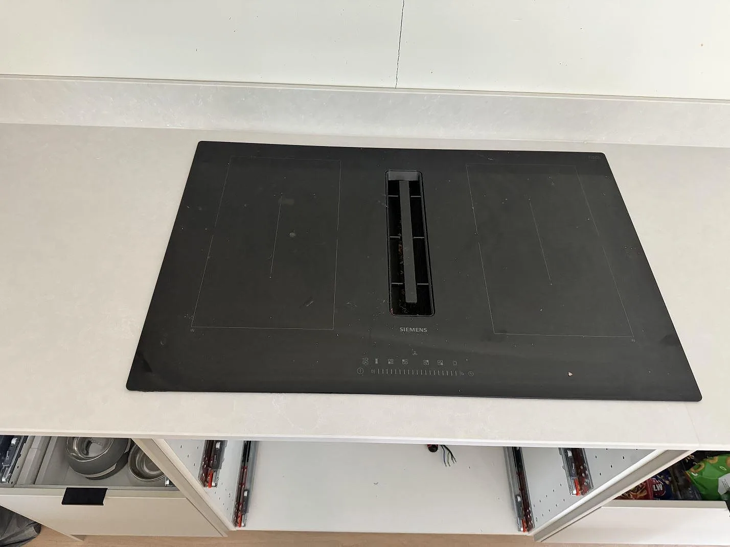 Hällzon i köksbänkskiva av Silestone Nolita, matt vit komposit, med ljus stänkkant i Nättraby.