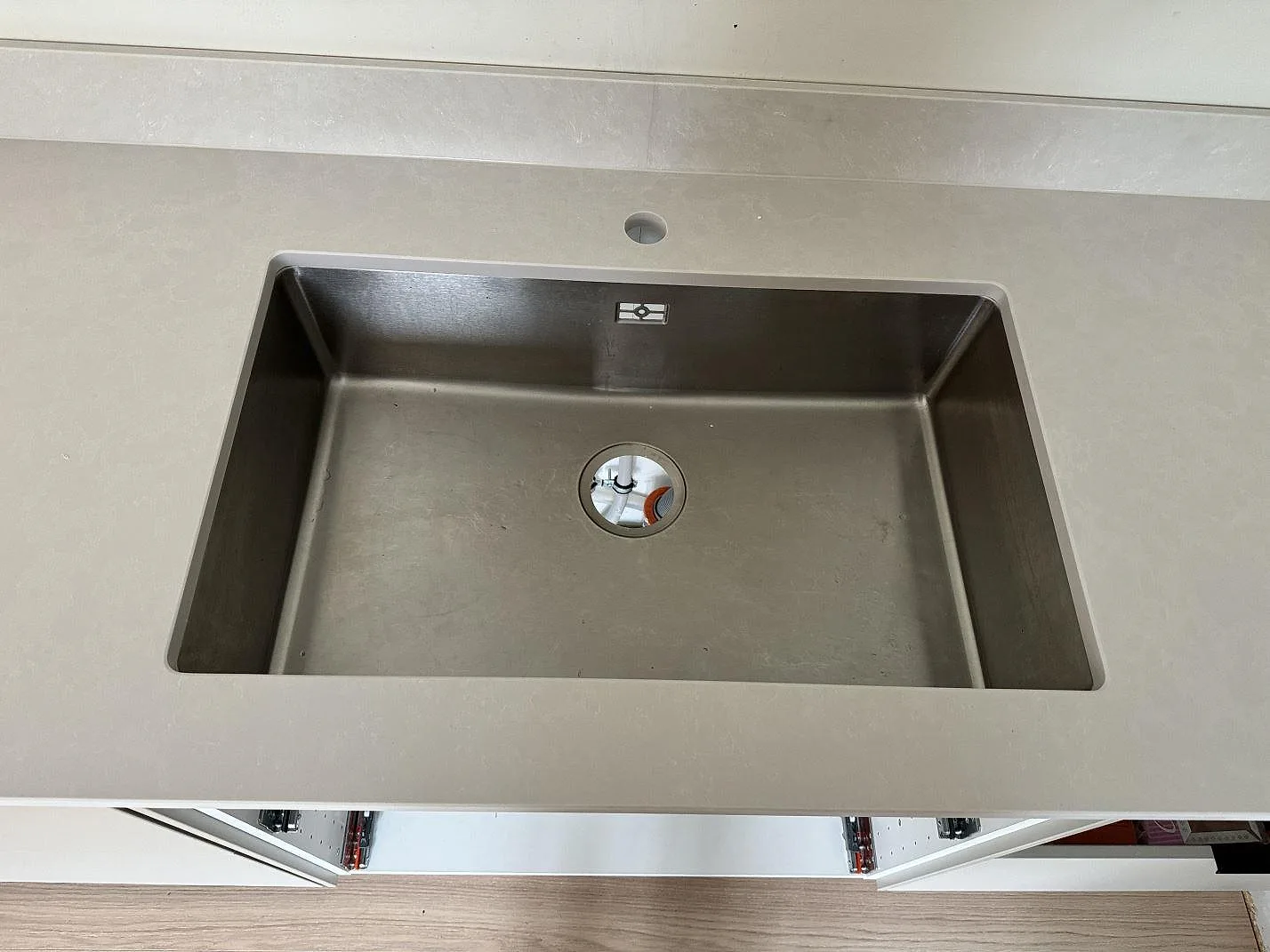 Diskhozonen i en köksbänkskiva av Silestone Nolita, matt vit komposit, fotograferad under montering i Nättraby.