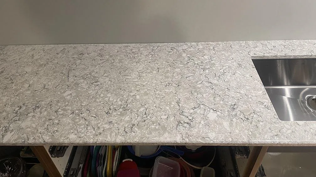 Polerad Silestone Pietra köksbänkskiva med rostfri underlimmad diskho och gråvit kvartskomposit i Hällingsjö.