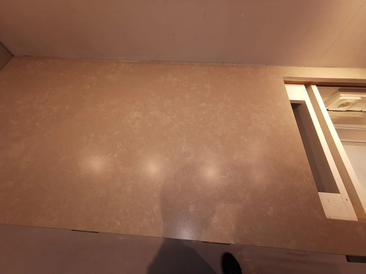 Närbild på ytan av matt beige Silestone Poblenou Mocka i ett kök i Ystad.