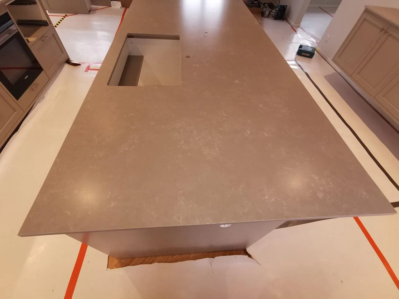 Bänkskiva i matt Silestone Poblenou Mocka med urtag för häll och blandare i ett kök i Ystad.