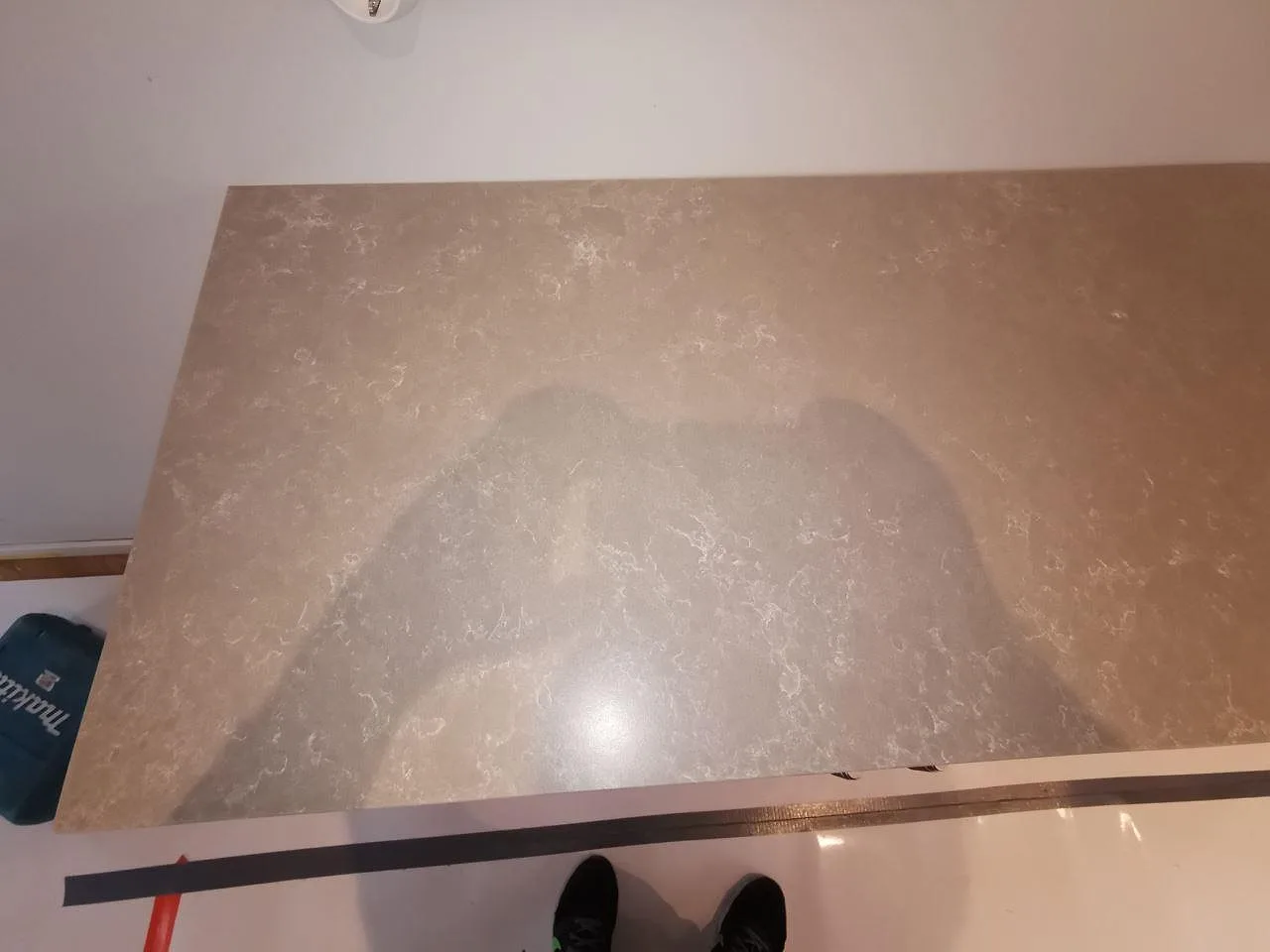 Stenbänk i Silestone Poblenou Mocka med matt beige yta och fin struktur i ett kök i Ystad.
