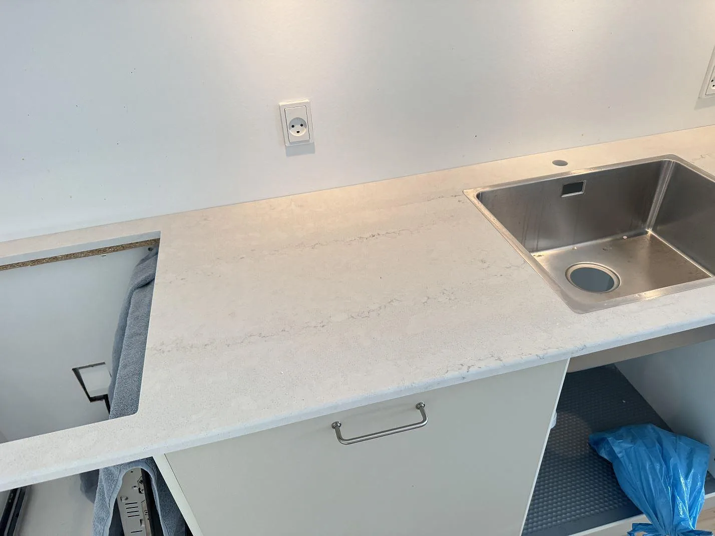 Köksbänkskiva i matt Silestone Raw A med underlimmad rostfri diskho i ett kök i Valby, fotat under montering.