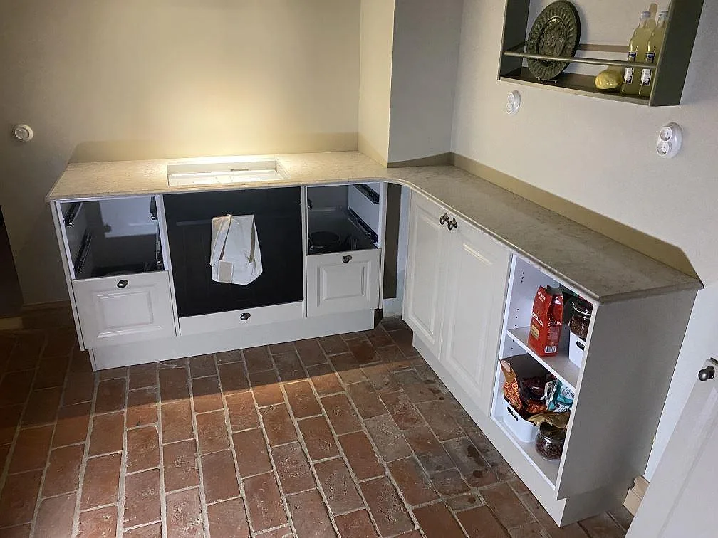 Köksbänkskiva i polerad Silestone Riviere Rose, ljus kvartskomposit med låg stänkkant, monterad i ett kök i Trelleborg.