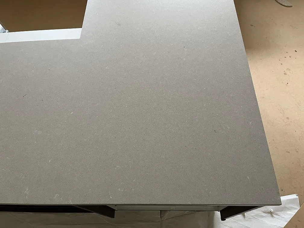 Installerad köksbänkskiva i krämbeige Silestone Royal Reef med håltagning ovanifrån i ett kök i Ängelholm.