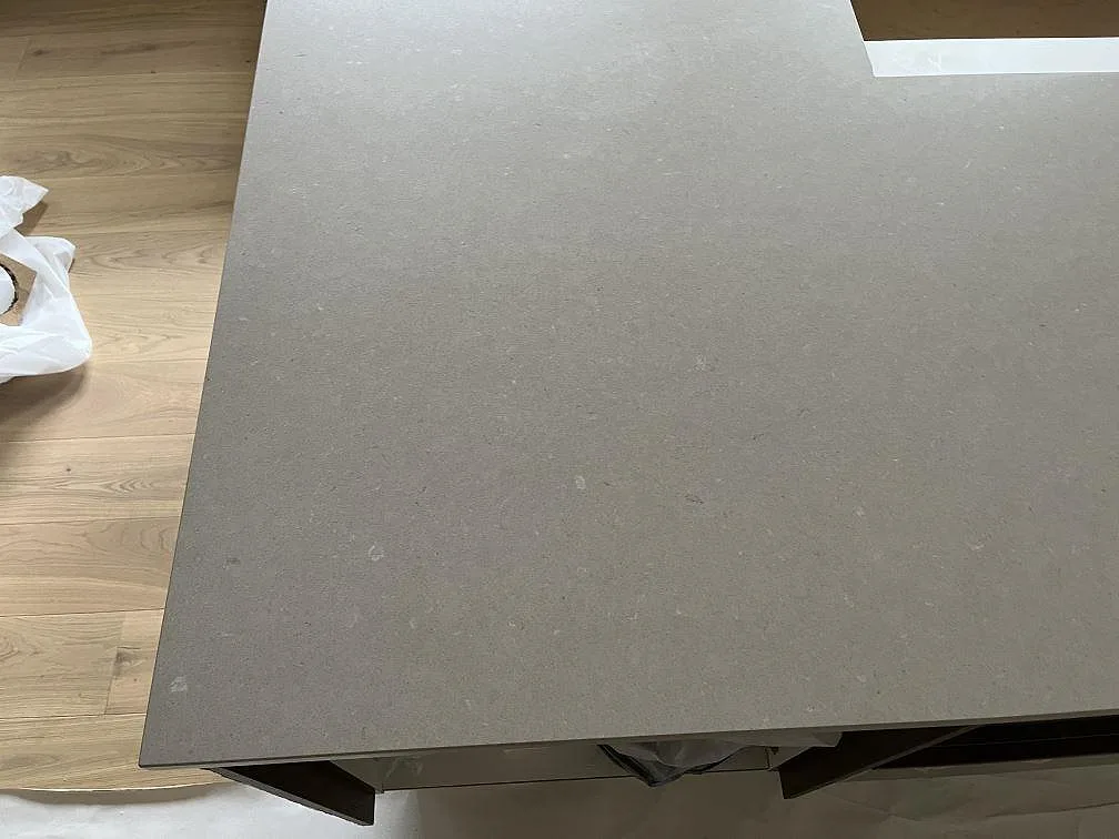 Ovanifrån av installerad köksbänkskiva i matt Silestone Royal Reef på köksstommar i ett kök i Ängelholm.