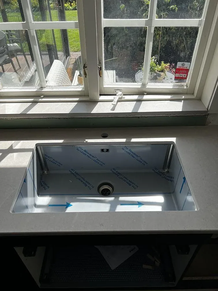 Underlimmad diskho i köksbänkskiva av Silestone Royal Reef, Mocka, framför fönster i Ängelholm.