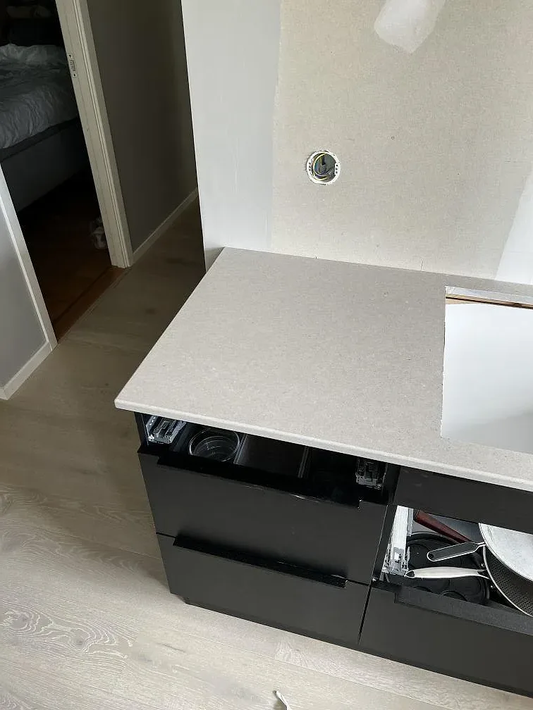 Detalj av hällöppning och ljus Silestone Royal Reef, Mocka, i ett kök med svarta stommar i Ängelholm.