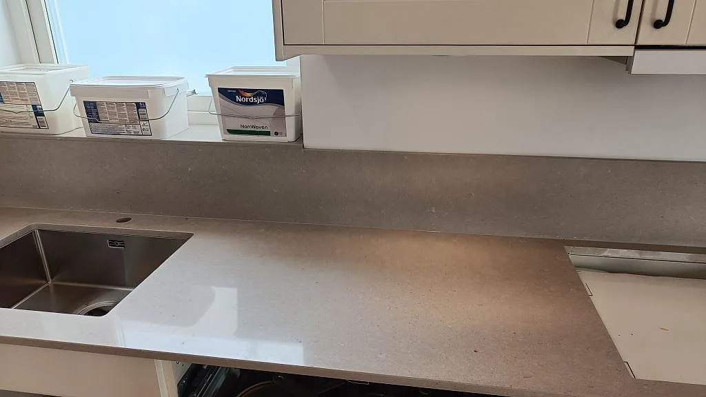 Polerad Silestone Royal Reef som köksbänk med stänkskydd och arbetsyta bredvid diskhozonen i Barsebäck.