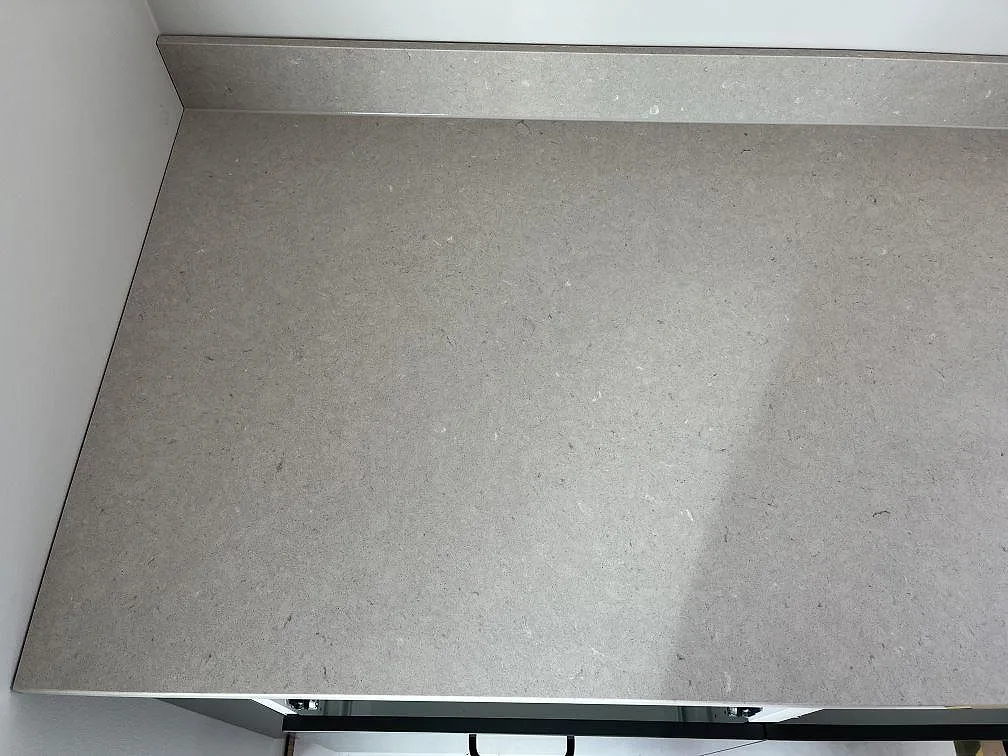 Detalj av Silestone Royal Reef i ett kök, med låg stänkkant och tät passning mot vägg i Bergkvara.