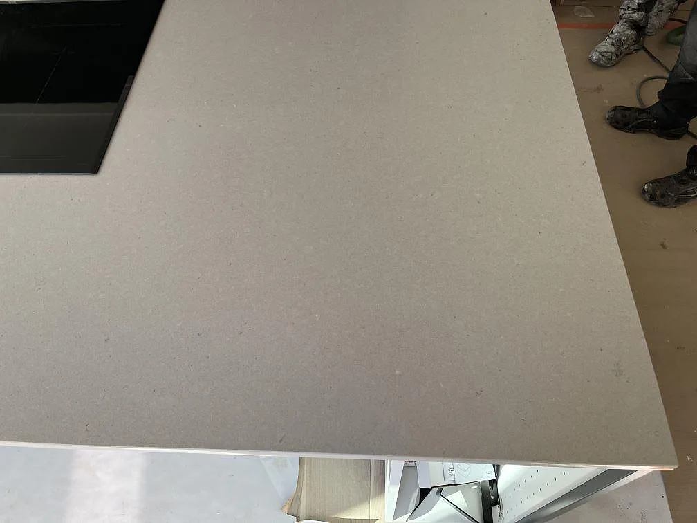 Polerad Silestone Royal Reef som köksbänkskiva med svart häll och synlig framkant under arbete i Bergkvara.