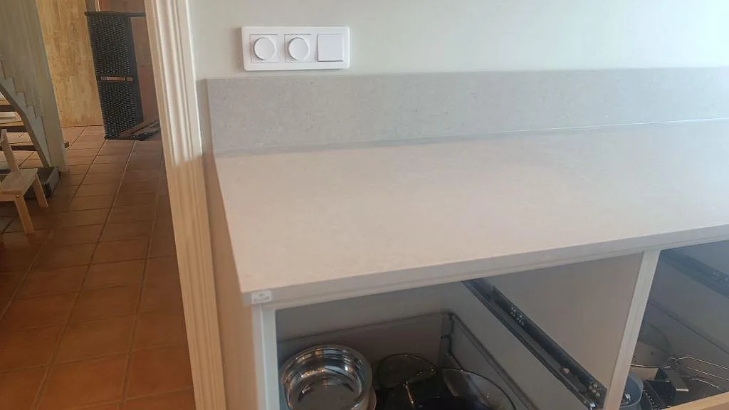 Rak köksbänk i matt Silestone Royal Reef med låg stänkkant och öppna köksstommar under montering i Bjärred.