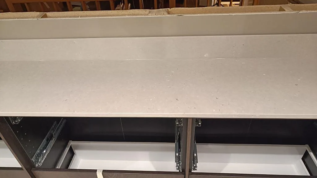 Närbild på ljus Silestone Royal Reef bänkskiva i kvartskomposit med uppvikt stänkkant och blandad Mocka och Polerad finish i Bjärred.