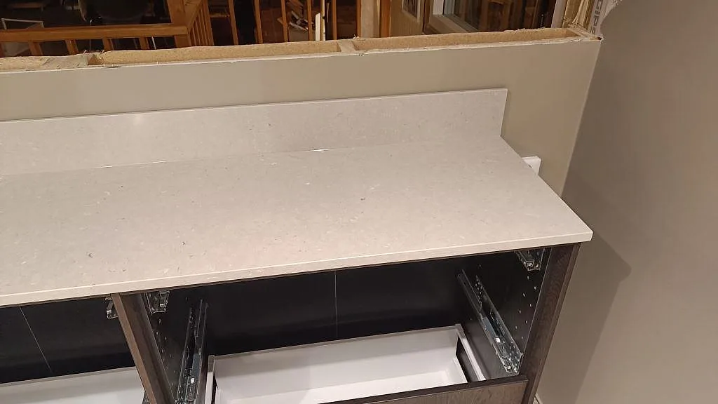 Sidovy av monterad Silestone Royal Reef bänkskiva i kvartskomposit med stänkkant och ljus blandad finish i Bjärred.