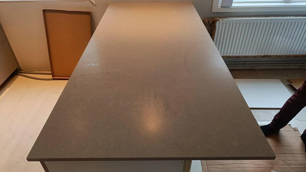 Matt beige Silestone Royal Reef på en köksö i ett kök i Fagerfjäll, fotograferad innan rummet var helt inrett.
