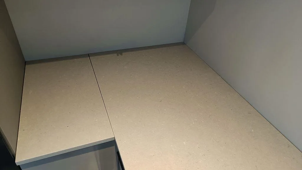 Installerad bänkskiva i matt beige Silestone Royal Reef i ett kökshörn i Fagerfjäll.