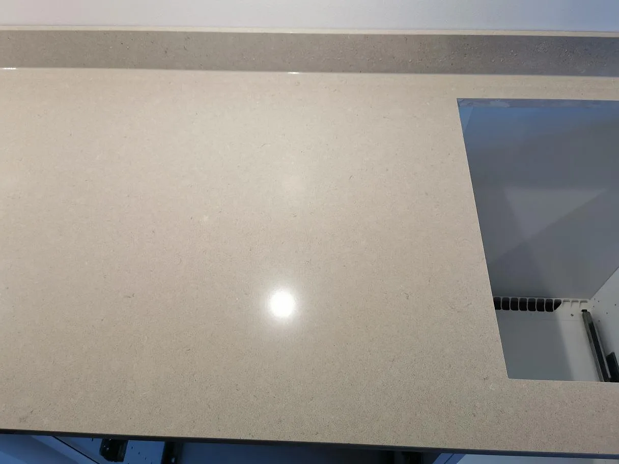 Polerad Silestone Royal Reef köksbänkskiva med urtagning för spishäll i ett kök i Göteborg.
