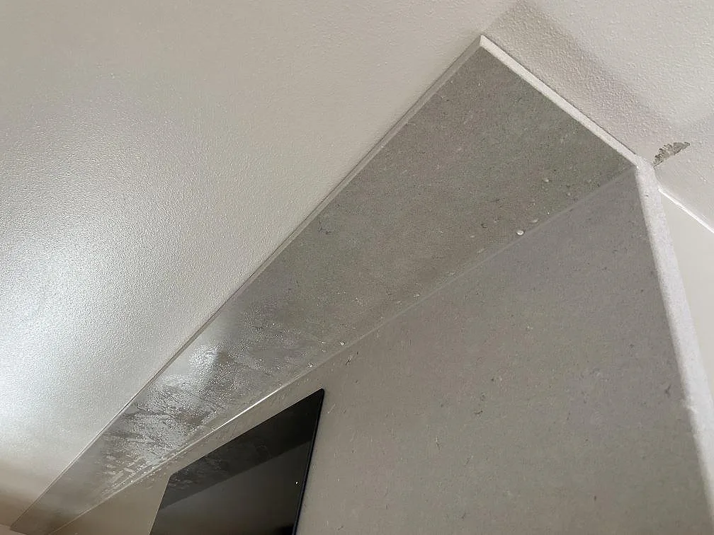 Topplinjebild av den matta, gråbeige kornstrukturen i en Silestone Royal Reef-bänkskiva i Göteborg.