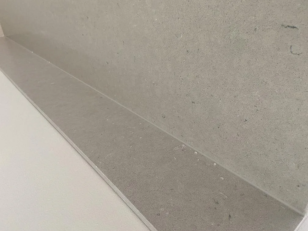Detalj av Silestone Royal Reef-bänkskiva med låg uppvikt stänkkant i matt Mocka-yta i ett kök i Göteborg.