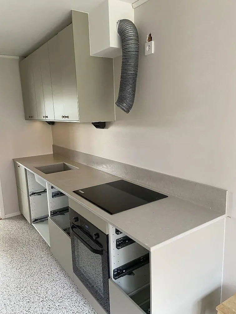 Silestone Royal Reef-köksbänkskiva under montering med öppna stommar och infälld ugn i ett kök i Göteborg.