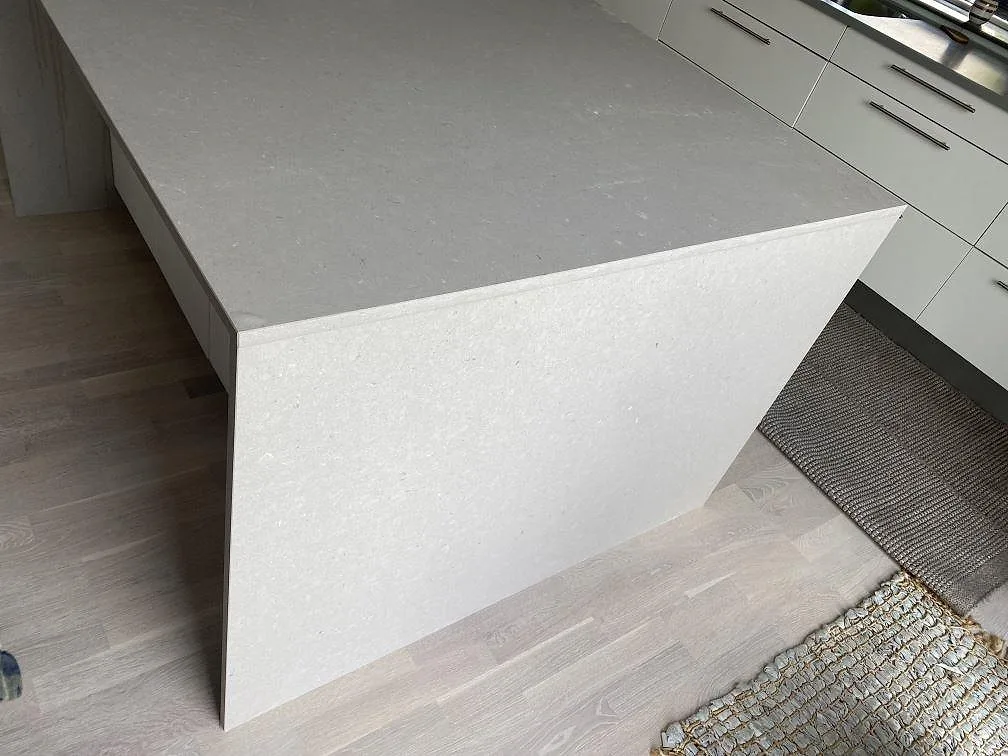 Gavel och ovansida på köksö i matt Silestone Royal Reef, komposit med stenliknande struktur, i Höllviken.