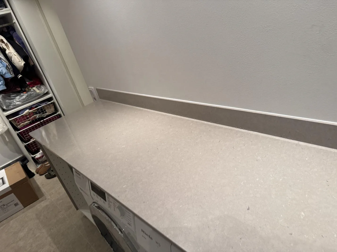 Polerad Silestone Royal Reef bänkskiva längs vägg med låg stänkkant och synlig kompositstruktur i Höllviken.
