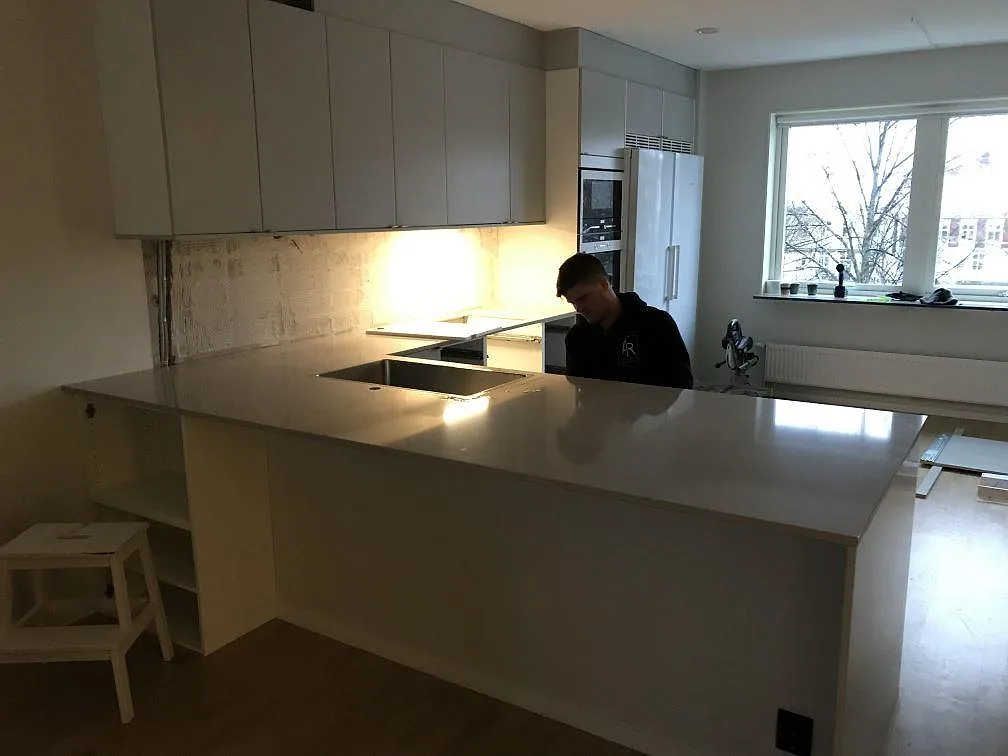 Köksbänkskiva och köksö i polerad Silestone Royal Reef i ett ljust kök i Jönköping under montering.