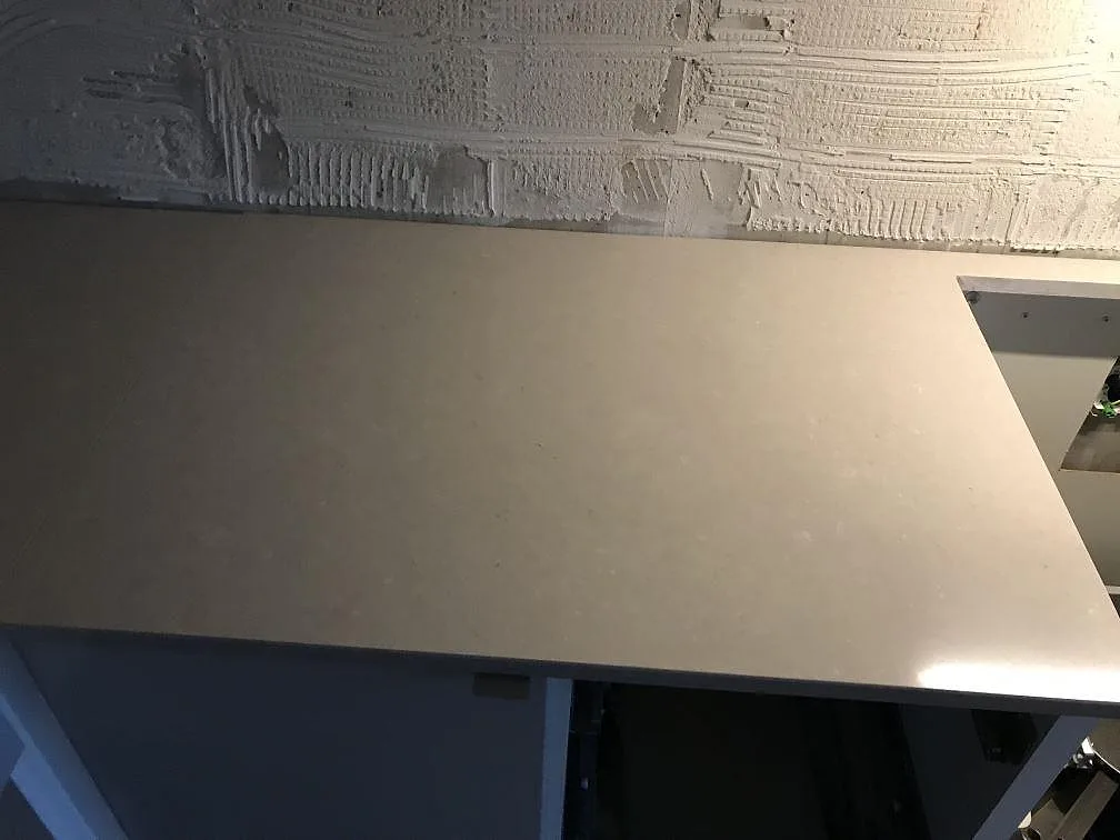Bänkskiva i Silestone Royal Reef ovanifrån mot vägg med fästbruk innan kakel satts upp i ett kök i Jönköping.