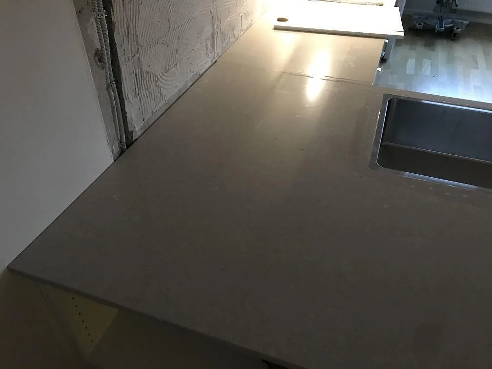 Köksbänkskiva i beige Silestone Royal Reef med underlimmad rostfri diskho i ett U-format kök, mitt under montering i Jönköping