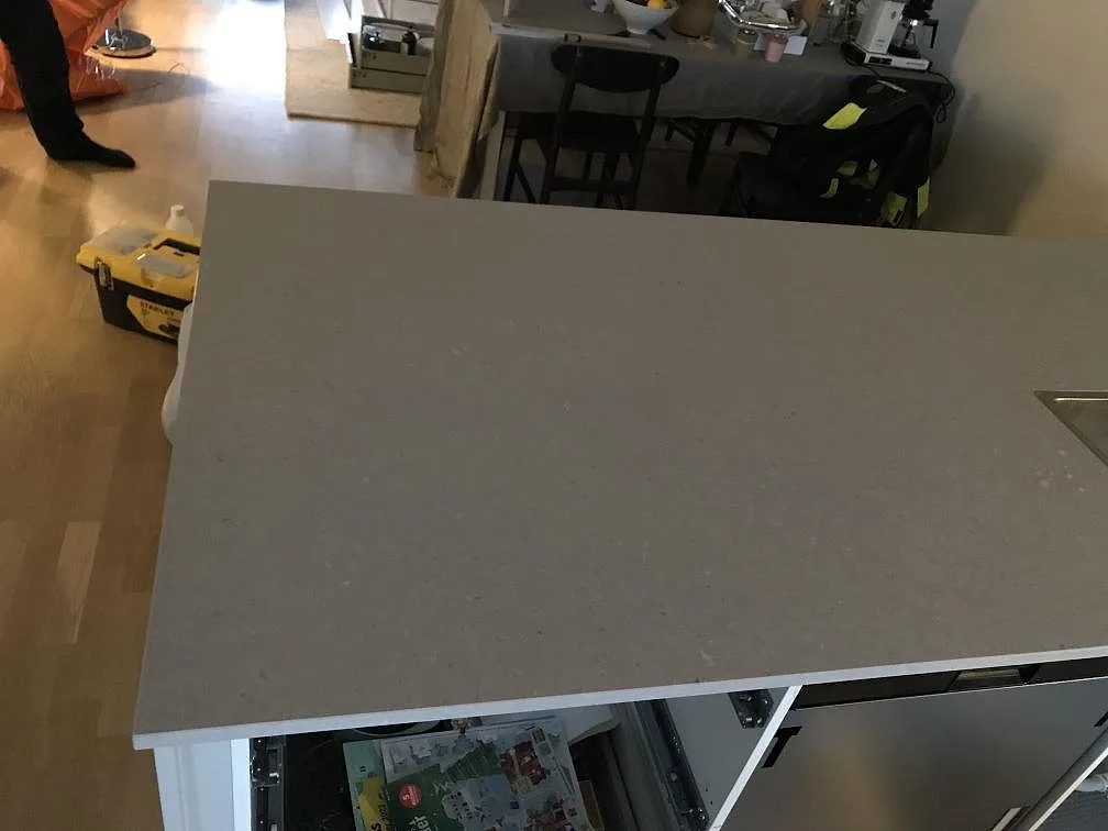 Polerad bänkskiva i Silestone Royal Reef sedd ovanifrån på köksö med verktyg kvar under monteringen i Jönköping.