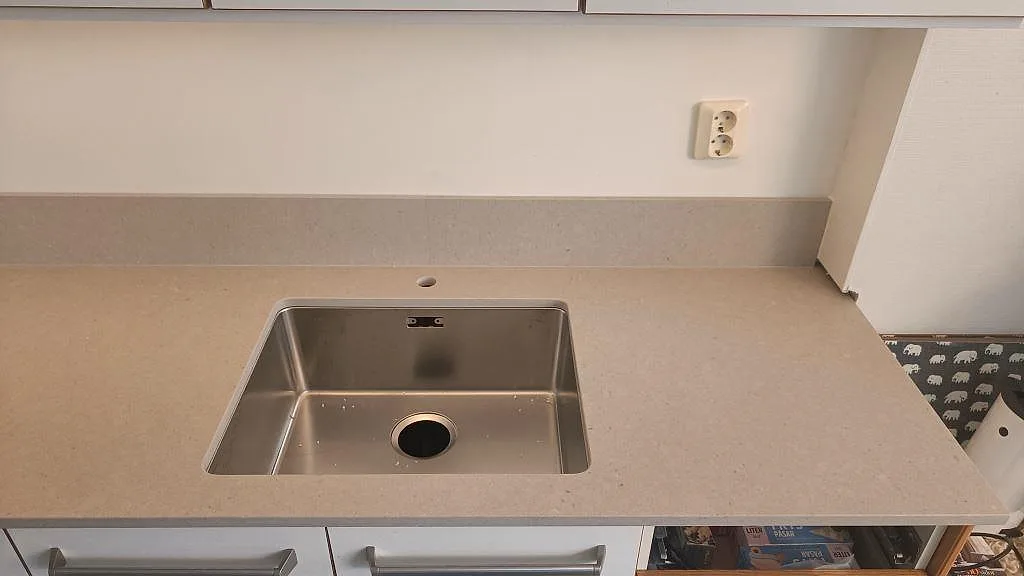 Underlimmad rostfri Blanco Andano-diskho i en matt Silestone Royal Reef köksbänkskiva med uppvikt stänkkant i Kalmar.