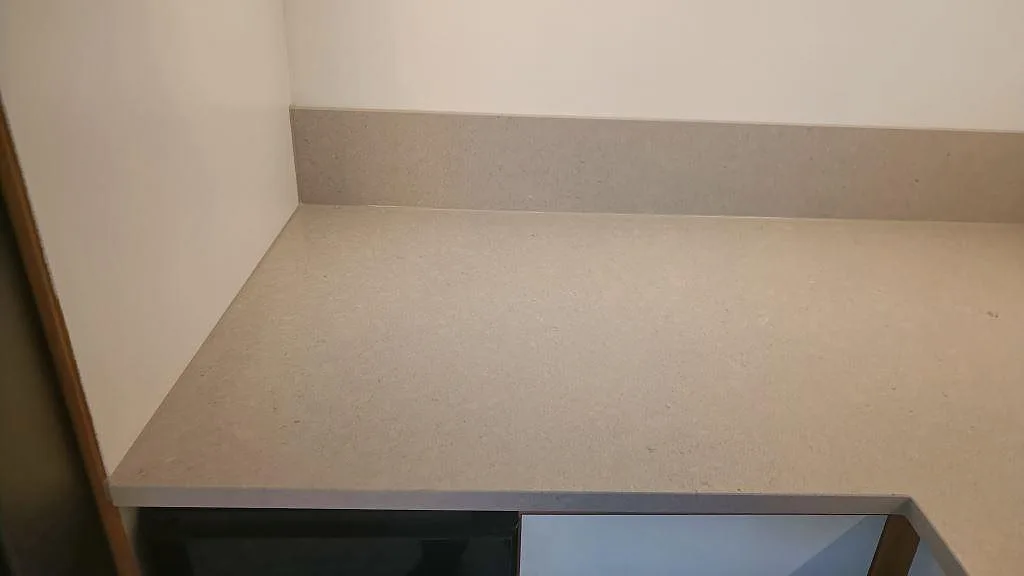 Detalj av hörnet på köksbänkskivan i Silestone Royal Reef med matt Mocka-finish i ett kök i Kalmar.