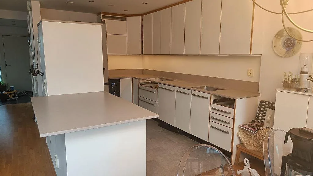 Köksbänkskiva och köksö i Silestone Royal Reef med matt Mocka-yta i en greige ton, installerad i ett kök i Kalmar.
