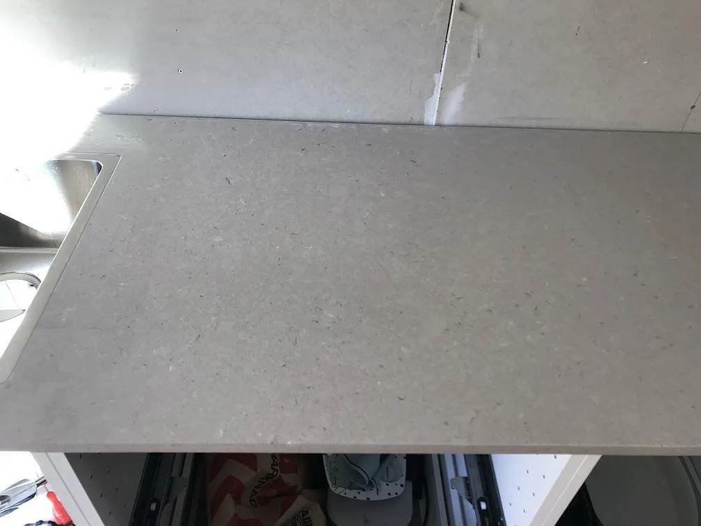 Ovanifrån på köksbänkskiva i Silestone Royal Reef med underlimmad rostfri diskho, polerad beige komposit i Karlskrona.