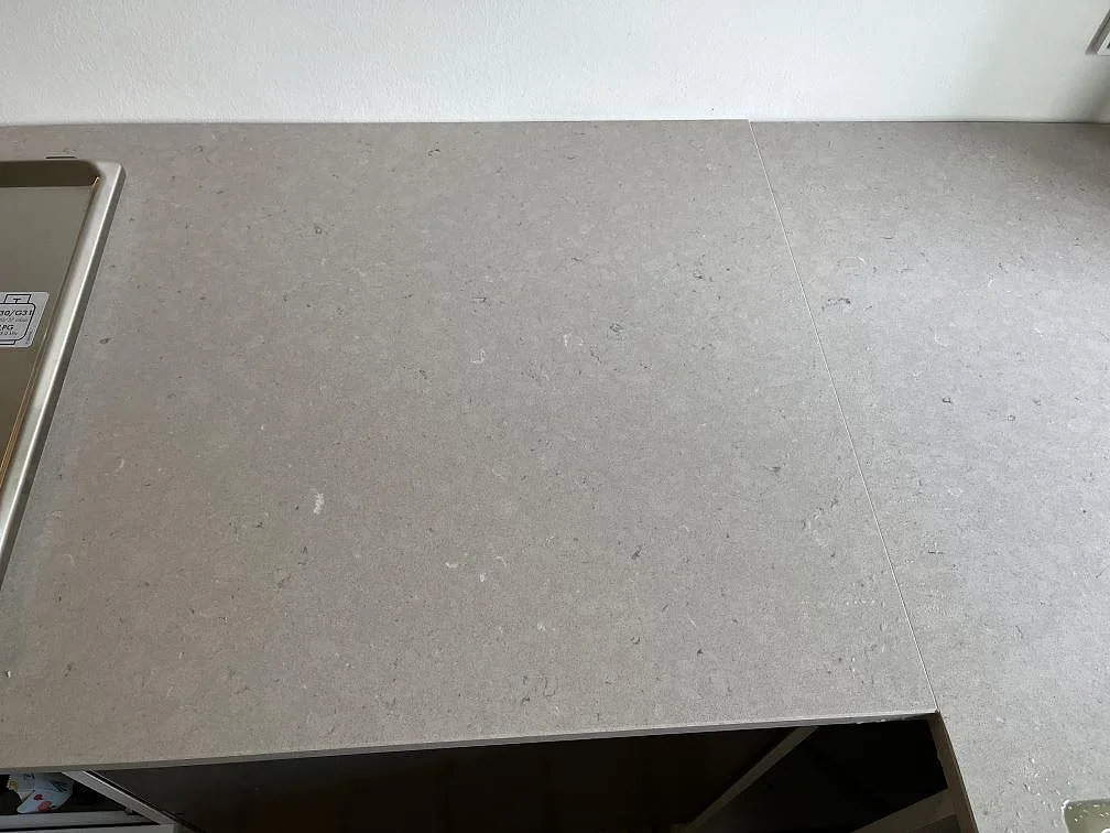 Polerad Silestone Royal Reef köksbänkskiva med underlimmad rostfri diskho och synlig skarv i ett kök i København N.