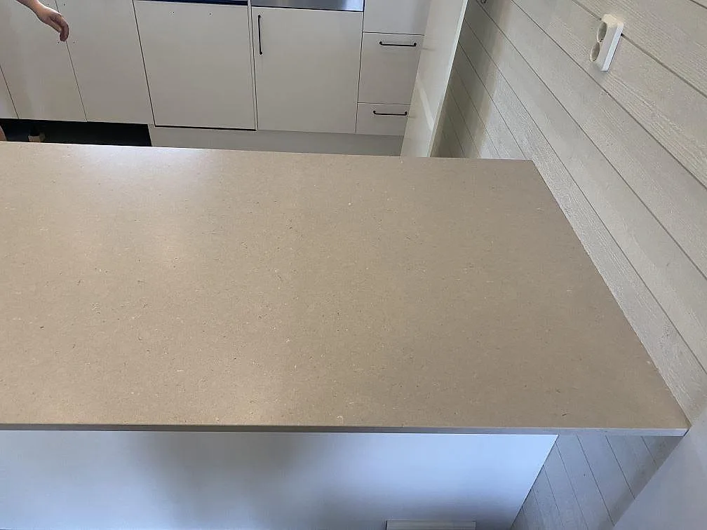 Fristående köksbänk i sandbeige Silestone Royal Reef med matt Mocka-yta i ett kök i Kristianstad.