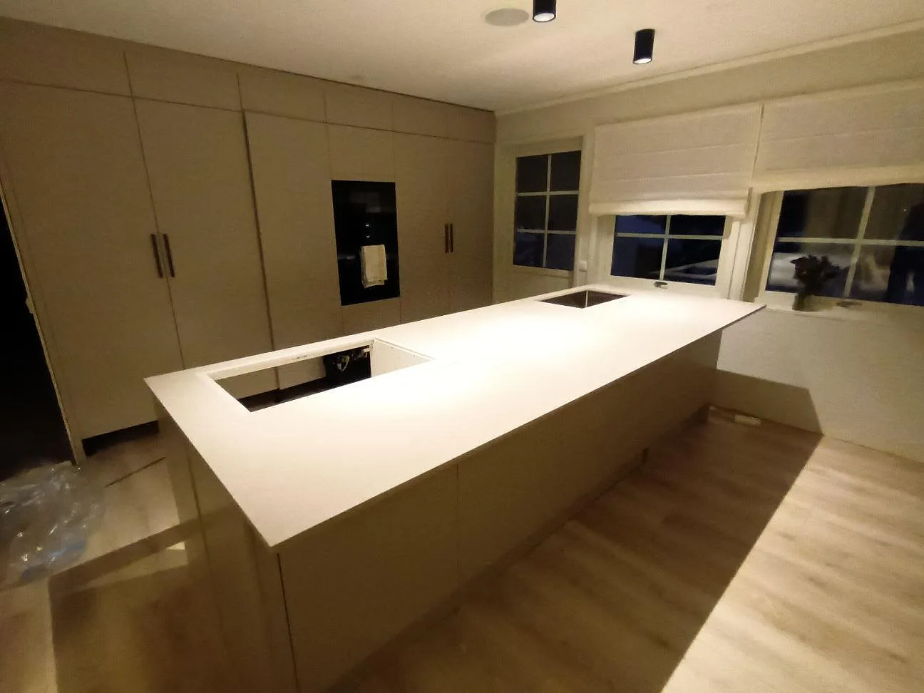 Köksbänkskiva och stor köksö i varmt beige Silestone Royal Reef med matt Mocka-yta och urtag för häll, i ett kök i Leksand.