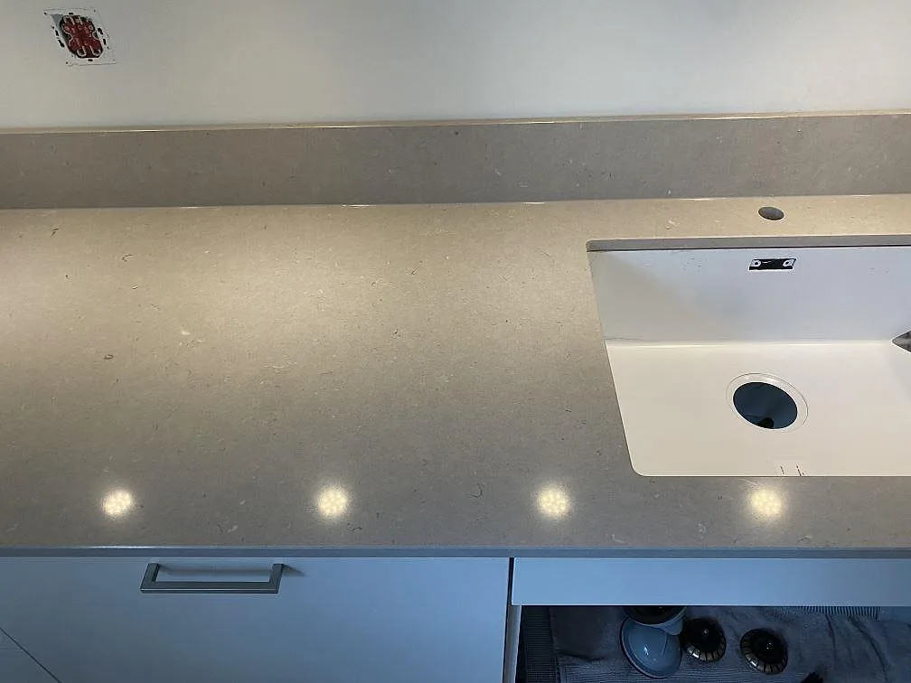 Detalj av Silestone Royal Reef som bänkskiva med diskhoöppning och polerad yta i Lund.