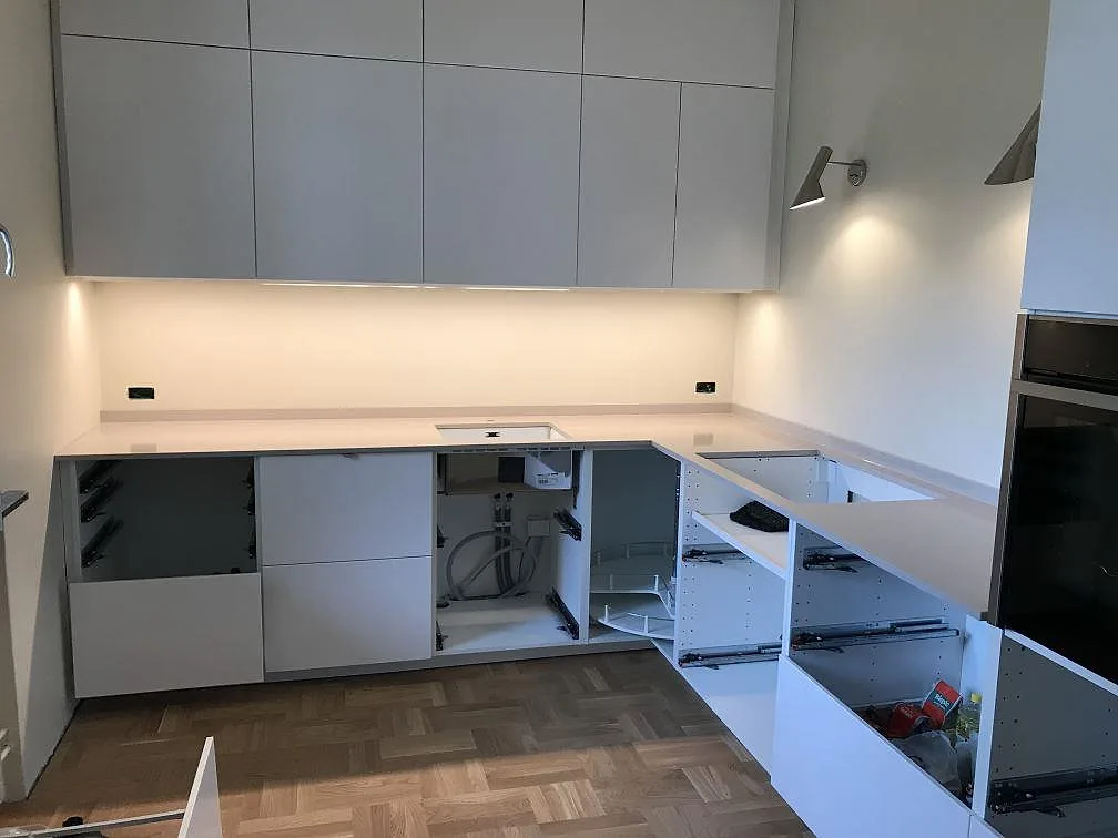 Köksbänkskiva i Silestone Royal Reef, polerad varmt beige kvartskomposit, monterad i ett L-format kök i Malmö, fotograferad under montering.