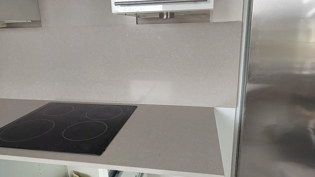 Närbild av köksö eller bänkdel i polerad Silestone Royal Reef med taupefärgad komposityta i Malmö.