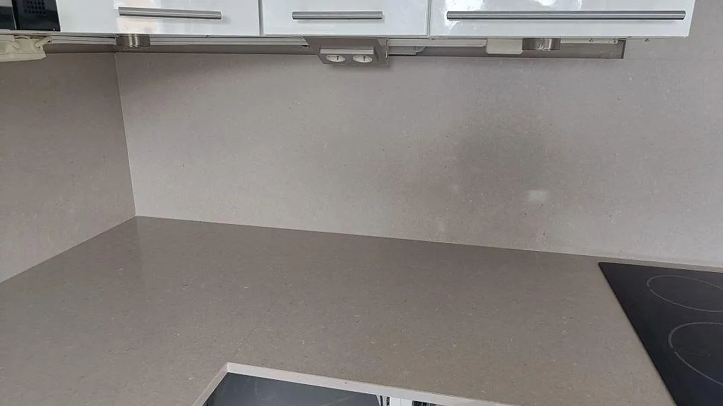 Rak köksbänk i Silestone Royal Reef, polerad, med 12 mm stänkskydd och synlig diskho i Malmö.