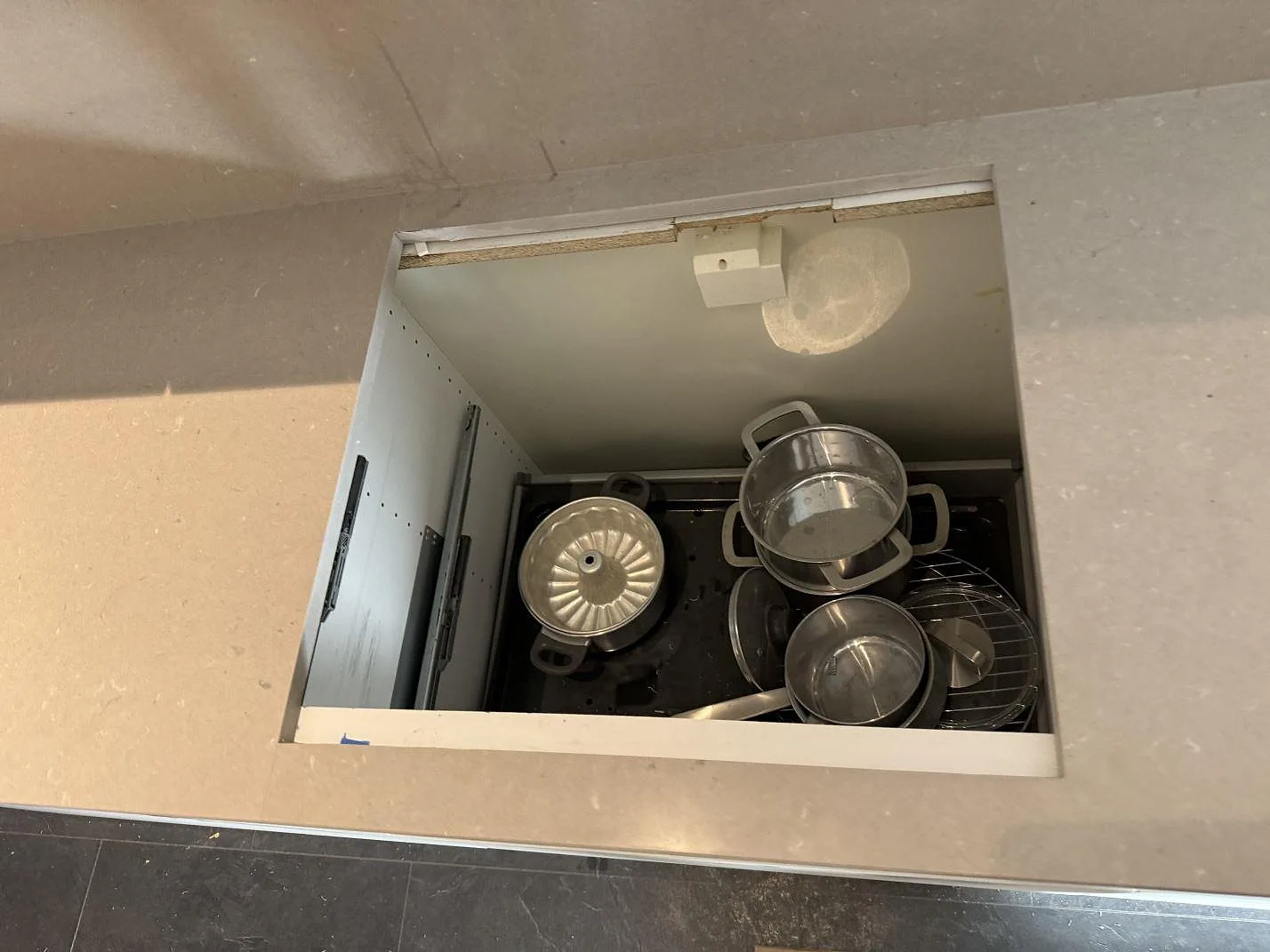 Topvy av polerad Silestone Royal Reef, kvartskomposit, vid en öppen urskärning under köksmontering i Malmö.