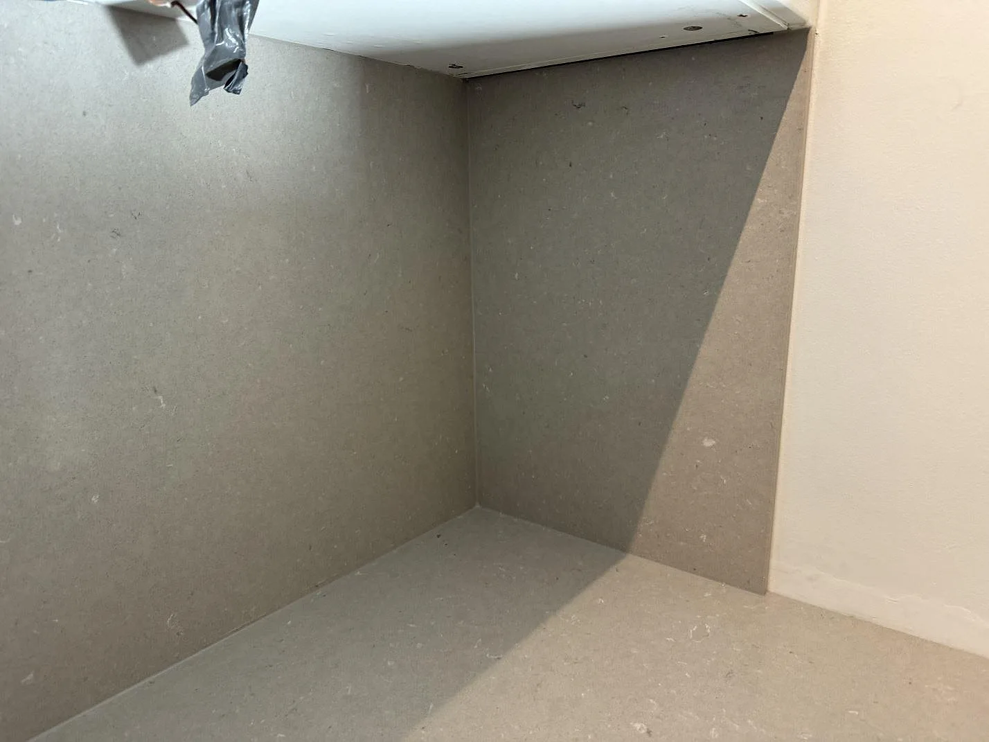 Hörn med polerad Silestone Royal Reef, kvartskomposit, som matchande väggbeklädnad och bänkyta i ett kök i Malmö.