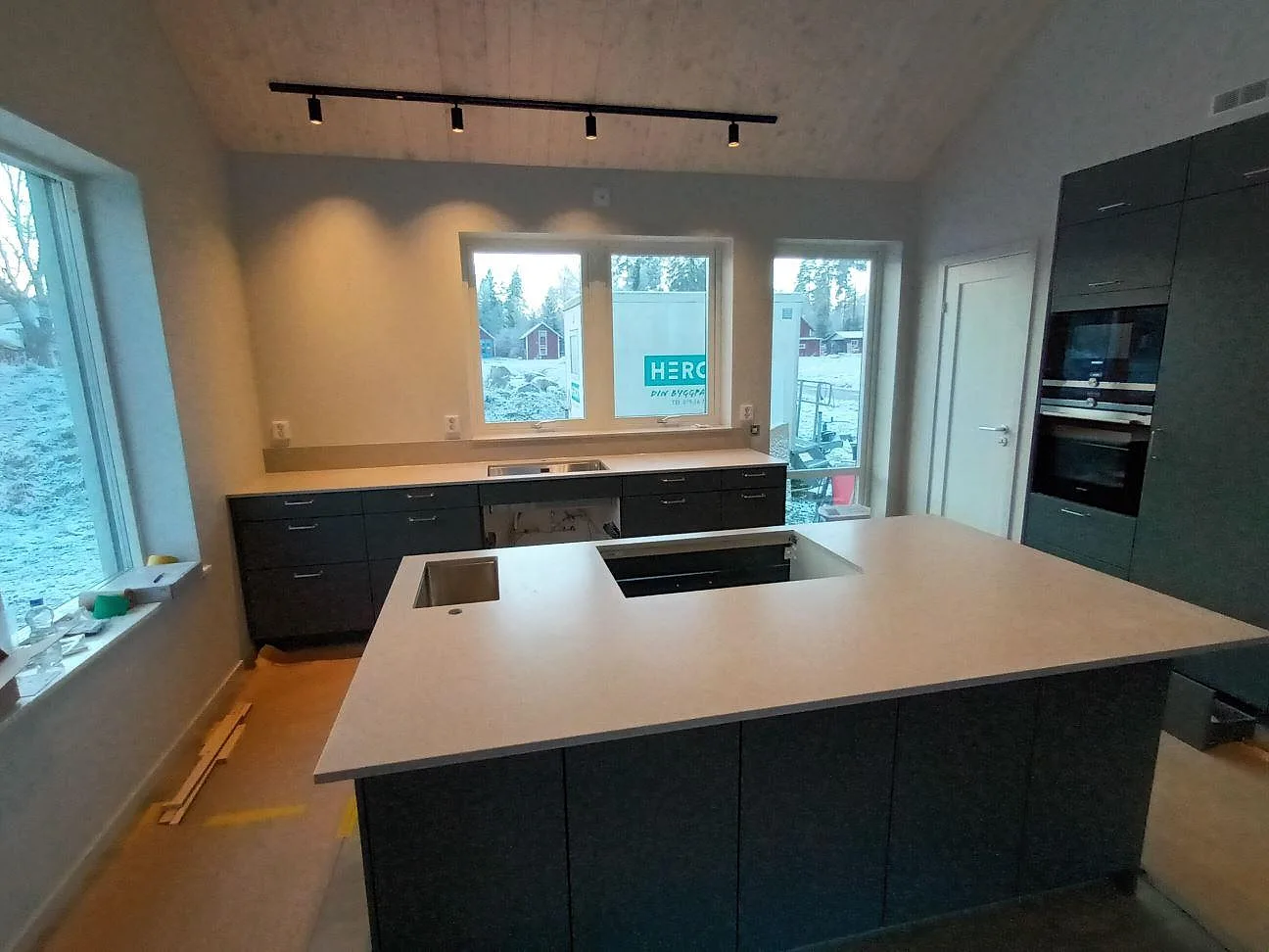 Köksbänkskiva och köksö i Silestone Royal Reef, 20 mm Mocka, med utskärningar för ho och häll i ett kök i Örebro.