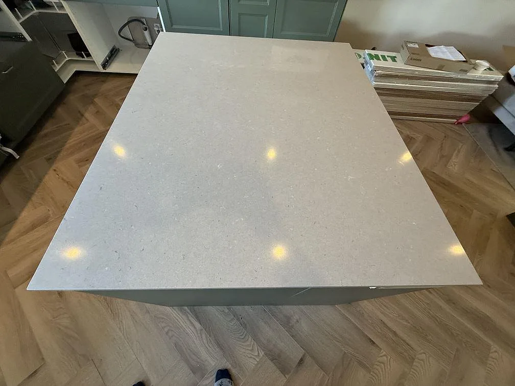 Närbild ovanifrån av köksö i polerad Silestone Royal Reef, 20 mm kvartskomposit i Skänninge.